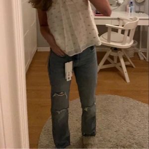 Zara mid rise straight  - Helt nya lappen sitter kvar !! Strlk 38 men små i storleken sitter som 36 typ (första bilden är inte min ) 