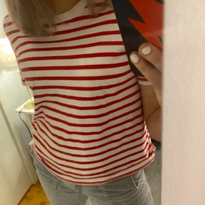 Röd randig tröja Zara - Säljer min tröja från Zara då den inte kommit till så mycket användning❤️ Den är i bra skick och är i storlek S! Säljer den för 60kr+frakt ❤️🥰