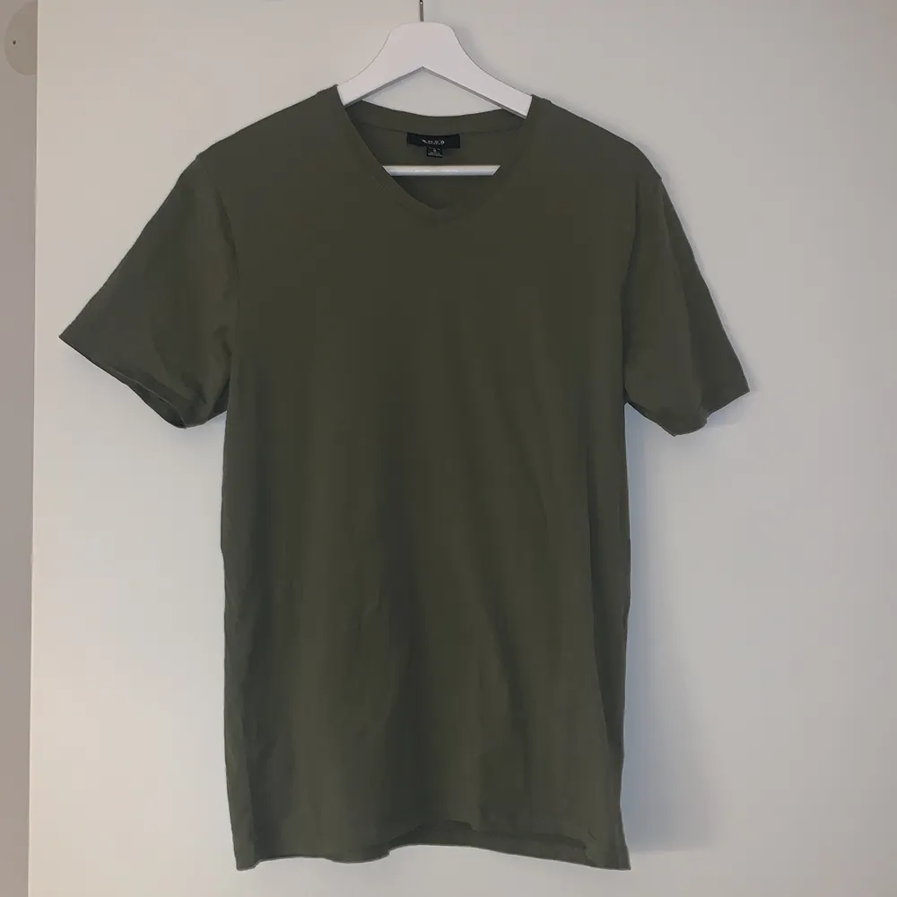 Grön tshirt (typ sage green) från New Yorker, storlek S men herrmodell så typ M i damstorlek. Ganska lång och ärmarna är bra längd. Säljer för att den inte passar mig, aldrig använd. T-shirts.