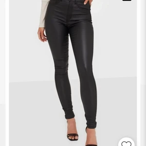 Skinnbyxor nelly - Säljer dessa helt nya skinnbyxor storlek s väldigt stretchiga så funkar nog M också😊