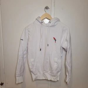 Vit hoodie - Loro by needle hoodie. Lite liten i huvudhålet