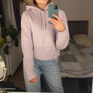 Hoddie  - Ljus lila hoddie som inte kommer till användning längre! Säljer för 50kr + frakt 💕 skriv vid frågor 