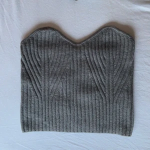 Bandeau - Säljer denna fina bandeau toppen. Storlek XS men passar från XS-M då den är väldigt stretchig. 