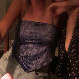 Topp - Storlek S från Urban Outfitters. Eftersom man knyter själv funkar det även mindre/lite större storlekar. Använd fåtal gånger & bra skick! Köparen står för frakten ❤️
