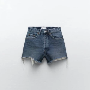 Zara shorts - Superfina blå shorts från zara med lite slitningar. Jag fick hem som förra veckan men tyvärr var dom lite för stora. De är i storlek 32 men skulle säga att dom sitter som en 34. Endast testade. Om många är intresserade blir det budgivning. Skriv vid frågor eller funderingar💕