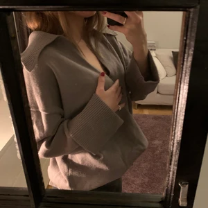 Oversized tröja  - Stickad tröja från zara. Brun grå i färgen. Oversized stickad tröja med snygg krage och snygga muddar i armarna. Storlek xs men är stor i storlek så passar XS-L beroende på hur man vill att den sitter❤️