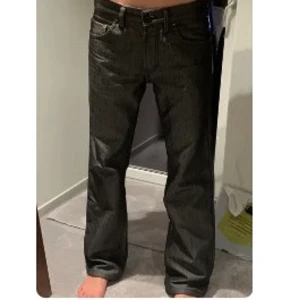 Lågmidjade jeans  - Grå/svarta lågmidjade jeans, bra kvalitet!!! 