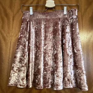 Söt rosa kjol - En helt perfekt kjol för sommaren eller våren. Den är så mysig och matrialet är också super fin men den är tyvärr för stor för mig så har aldrig haft chansen att ha på mig den därför är den i helt ny skick. Har ganska mycket som jag säljer som kan tänka mig passa med denna kjolen så kolla gärna in andra annonser som jag säljer;) Det går ej att köpa kjolen längre då den är helt slutsåld överallt och speciellt i denna färgen och matrialen… köparen står för frakten!!! 