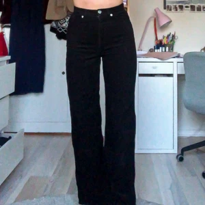 Svarta manchesterbyxor  - Säljer dessa svarta manchesterbyxor från monki som var mina favoriter men tyvärr har blivit för små för mig. De är wide leg och sitter så så bra. Jag är 165 cm. Köparen står för frakt 