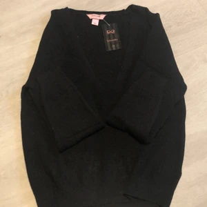 Stickat Mjukissätt från hunkemöller  - Helt nytt och oandvänt mjukissätt från hunkemöller. Köpte för några månader sedan och glömde returnera i tid. Ordinarie pris 500kr styck. Säljer då storleken inte passade mig, prislapparna är kvar. Säljer båda delarna för 500 kr eller 275kr styck då plaggen är helt nya och i gott skick❤️ Säljaren (Jag) står för frakt. Så synd att de inte passade mig för dom va extremt sköna! Byxorna är L och tröjan är i M