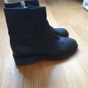 Billi bi stövlar i skinn - Ett par nya (och oanvända) svarta stövlar i skinn från Billi Bi, storlek 36. Dragkedja på insidan. Ordinarie pris 2190 kr, säljes pga för små. 