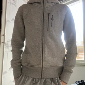 Sail racing hoodie strl XS dam  - Säljer den pgr av att det inte är min stil.  Den är i nyskick har använts ca 3 ggr. 