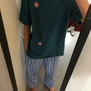 Supreme x Independet tshirt  - Säljer min Supreme Tshirt. Den är från Supremes collab med skatemärket Independent från droppet höst/vinter 2017. Den är i mycket gott skick utan några synliga tecken på användning. Jag säljer den pga att den inte kommer till användning. Den är i storlek M(man) och sitter lite oversized på mig som är 173 cm och väger cirka 54 kg. Nypris ligger runt cirka 1200kr. Pris kan diskuteras vid snabb affär