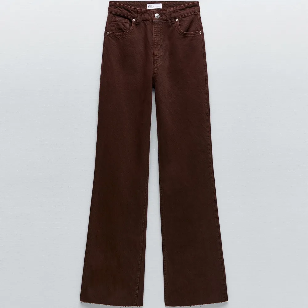 Säljer dessa bruna jeans från zara. Aldrig använda, enbart prislapp avtagen. Helt slutsålda på Zaras hemsida. Köparen står för frakt. Bud vid stort intresse. Jeans & Byxor.