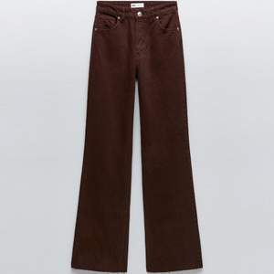 Säljer dessa bruna jeans från zara. Aldrig använda, enbart prislapp avtagen. Helt slutsålda på Zaras hemsida. Köparen står för frakt. Bud vid stort intresse