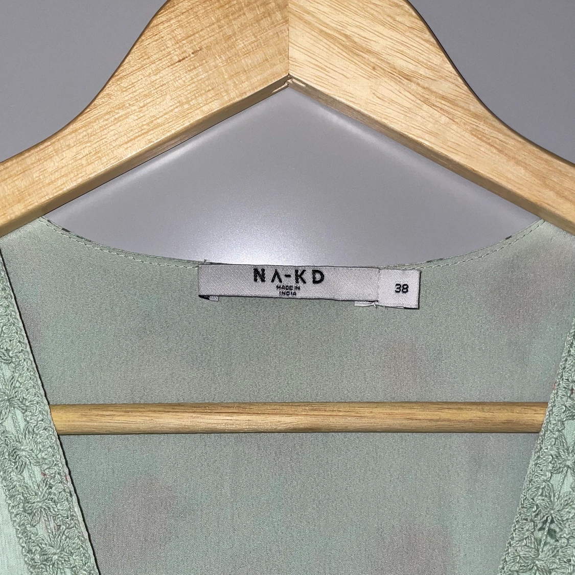 Chiffongklänning med knappdetalj NA-KD - 91