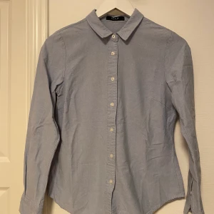 Skjorta - Ljusblå figurnära skjorta 