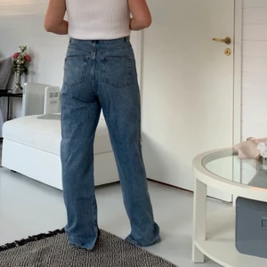 Jeans med slit  - Superfina jeans med slit på insidan nertill från Lindex, använda ett fåtal gånger då dom är lite stora på mig men dom är i bra skick, i storlek 44 och är lite långa på mig som är 174!💕💕