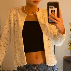 Kofta - Stickad kofta köpt secondhand, men som jag säljer för att jag redan har en annan liknande 😊 osäker på storlek men skulle säga s