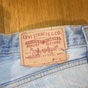 Levi’s 501. W33 L32. Ljusblå - Används lite under sommaren. Passar om man är runt 189cm lång 