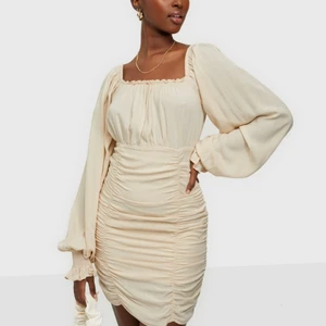 Klänning - En otroligt fin klänning. Använd en gång på en förlovning och den satt sååå fint. Klänningen tog fram en figur på min kropp som jag aldrig trodde jag hade. Den är i storlek 40 och i nyskick. Köpt för ordinarie pris vilket är 400kr. Inte säker på frakten nedan. Ta gärna kontakt vid frågor.