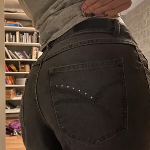 strl 38 - ett par super coola gråa jeans från isolde med stenar på fickorna. Jag säljer dem då de var för korta på mig som är 180. De är lågmidjade och supersköna! har använts typ en gång. skriv privat för fler bilder. 