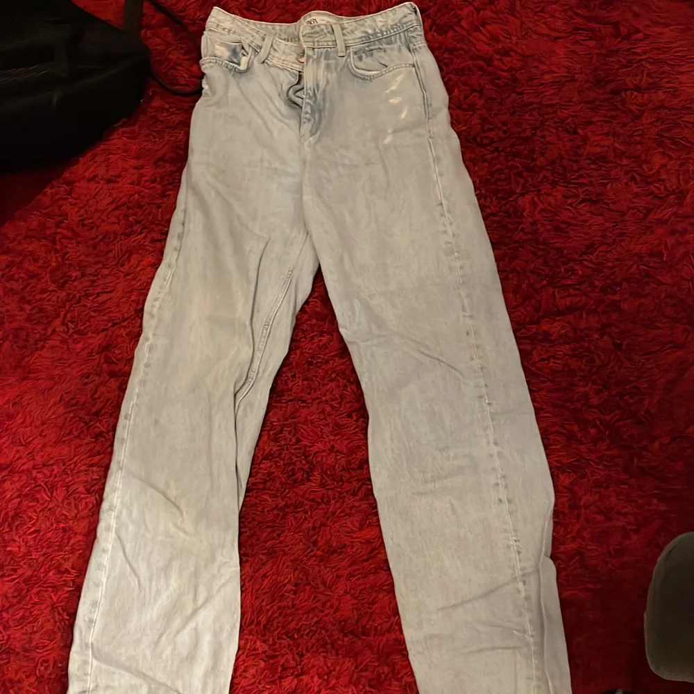 Byxor ifrån Zara med slits, dem är väldigt långa på mej som är runt 170 rätt högmidjade också! Använda 2-3 gånger så nästan som nya. Jeans & Byxor.