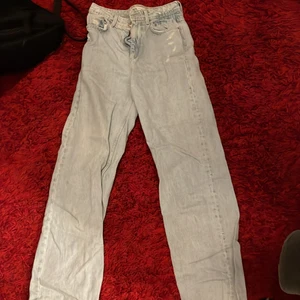 Zara jeans !! - Byxor ifrån Zara med slits, dem är väldigt långa på mej som är runt 170 rätt högmidjade också! Använda 2-3 gånger så nästan som nya