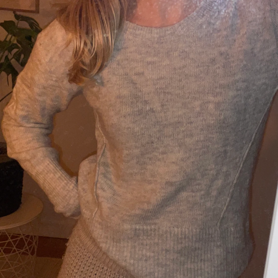 Grå stickad tröja