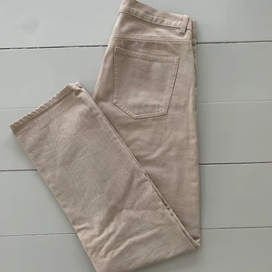 Arket jeans beige - Superfina raka jeans från Arket! Strl 29/32. Använd 2 ggr, säljer pga för små.🥰
