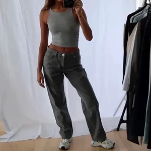 Grå lowwaist jeans  - Supersnygga gråa lowwaist jeans från Amalie Stars kollektion med nakd. I storlek 40 men sitter supersnygga löst på höfterna på en 36-38 med som på bilderna 💕Fraktar eller möts upp i Göteborg!