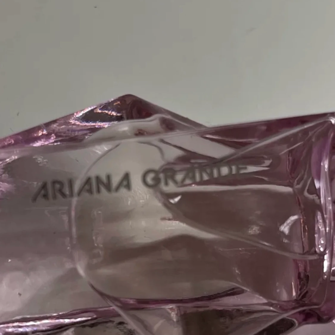 Ariana Grande parfym  - 90