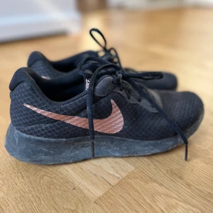 Nike skor - Joggingskor som är sparsamt använda. Köpta för ca 2 år sedan. Stl 40 ( 25,5 cm ) 