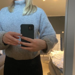  stickad tröja  - En jätteskön brungrå stickad tröja från hm💕använder ett fåtal gånger