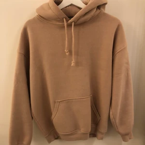 Rosa/beige bikbok hoodie - Säljer en rosa/beige hoodie från Bik Bok!! Så så skön men kommer inte till användning 💓💕 Storlek xs men är oversized på mig (xs/s). Nästintill ny 💖 