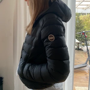 Colmar jacka  - Hej, säjer min colmar jacka pågrund av att den är för liten för mig, antigen kan jag tänka mig att byta till en större storlek eller sälja den, storlek 40/s och den är i fint skick fel fri alltså, den är i färgen svart 