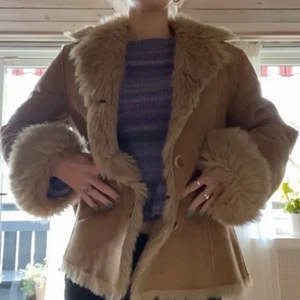 Mocka jacka - Supersnygg jacka i mocka! Väldigt mysig. Perfekt nu till våren.