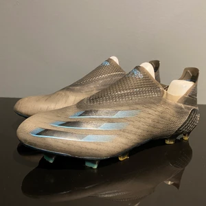 Fotbollsskor Adidas X - Storlek: 44. Nypris: 2949kr. Bra skick, endast använda 3 gånger, säljer pga fel storlek