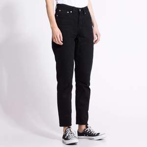 Svarta mom-jeans med högmidja och avsmalnande ben. Använda 1 gång