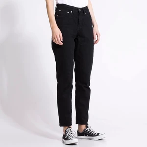 Svarta jeans strl xl - Svarta mom-jeans med högmidja och avsmalnande ben. Använda 1 gång