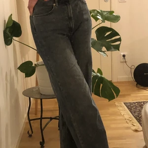 Jeans - Snygga vida jeans med hög midja som inte kommer till användning. Nästan nya så väldigt bra skick❤️