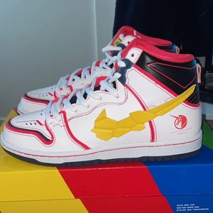 Dunk High  - Tja säljer nu mina dunk High gundam storlek 41 passar 42. Ds (aldrig använda)