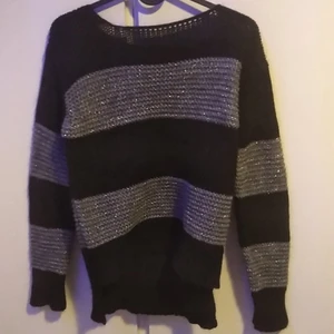 Stickad Tröja storlek xs - En svart och grå glittrig stickad tröja som är i ny skick, bara används några gånger. Från märket STOCKH LM skulle passa S eller kanske till och med M. Köpt ny för 250. Köparen står för frakt. Kan mötas upp i Uppsala