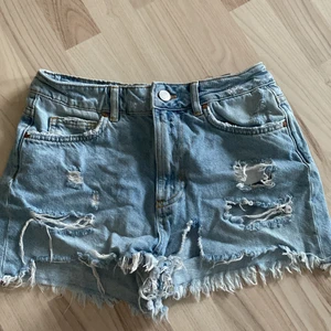 Bikbok jeansshorts - Sann till storlek. Knappt använda. Sann till storlek.