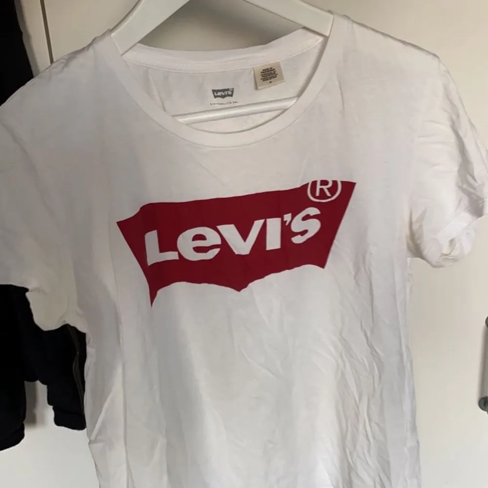 Vit T-Shirt från Levis i storlek M. T-shirts.