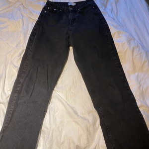 Svarta jeans - Ett par svarta jeans från nakd med straight fit💕