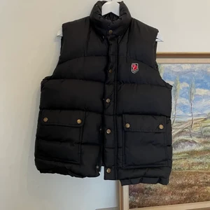 Fjällräven väst - Säljer min fjällräven väst i storlek S som är perfekt nu till våren. Den är i bra skicka utan hål! Möts upp i stockholm men kan även frakta!💓💓
