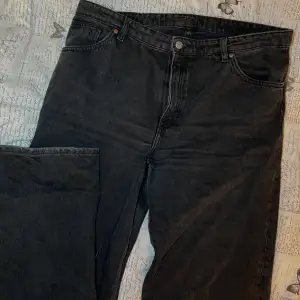Svarta vida jeans från monki i modellen Yoko. Original priset är 400kr och jag säljer för 100kr+frakt. Storlek 36.