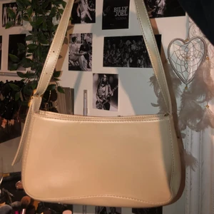 beige väska - frakt ingår i pris! snygg ljusbeige axelväska i nyskick, använd kanske 2 gånger. 