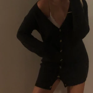 Stickad klänning/lång kofta  - En lång kofta som går att knäppa ihop till en mer klännings plagg